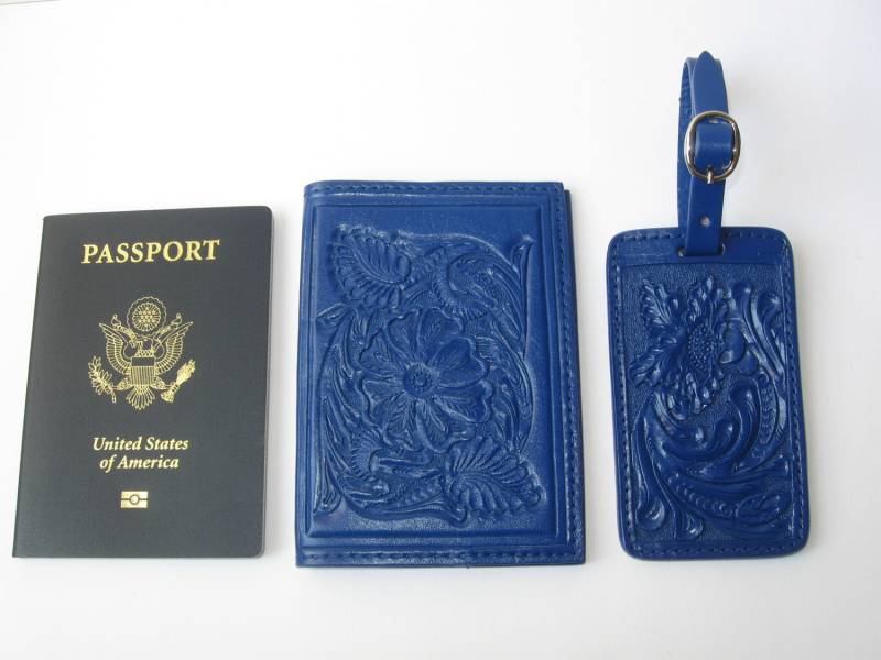 Set Passhülle Und Gepäckanhänger/Handgefertigte Passhülle/Handgefertigte Passhülle/Gepäckanhänger Aus Leder in Blau Set Passhülle Und Gepäckanhänger/Handgefertigte Passhülle/Handgefertigte Passhülle/Gepäckanhänger Aus Leder in Blau von RojoTurquesaMexico