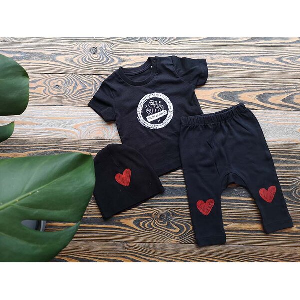 Róka - fair clothing Baby Set 3-6 Monate - T-Shirt "fight against", Mütze und Hose "Herz" von Róka - fair clothing