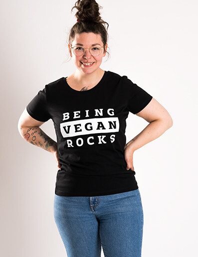 Róka - fair clothing Being Vegan Rocks - Frauen T-Shirt von Róka - fair clothing