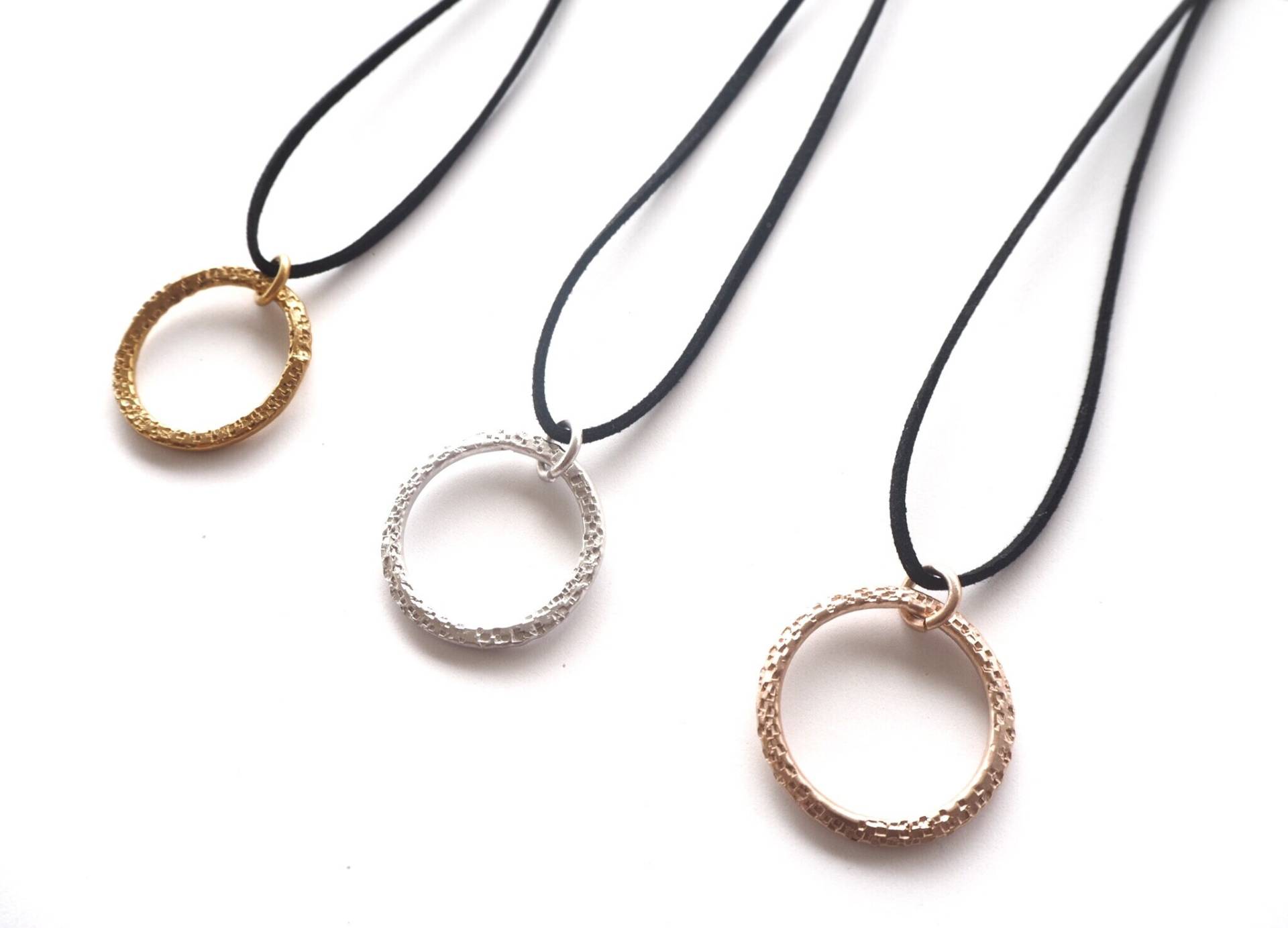 strukturierter Metallanhänger, Earth Collection, Handgemachter Schmuck, Gehämmert, Einzelstück, Vergoldet, Roségold. Rodium, Silber, Messing strukturierter Metallanhänger, Earth Collection, Handgemachter Schmuck, Gehämmert, Einzelstück, Vergoldet, Roségold. Rodium, Silber, Messing von RolandaAlves