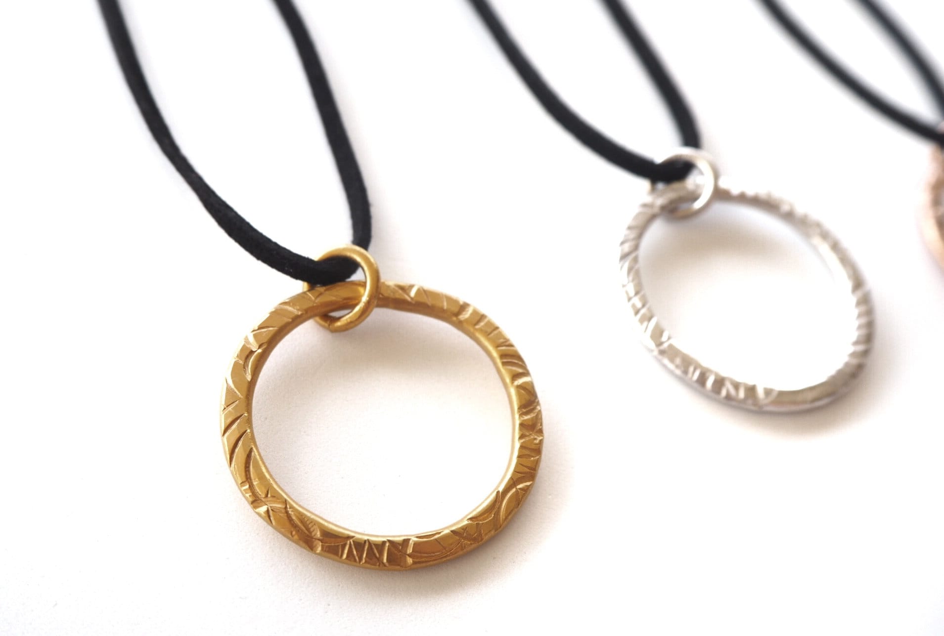 strukturierter Metallanhänger, "Hours" Kollektion Handgemachter Schmuck Einzelstück Vergoldet, Roségold, Silber, Rodium Gehämmert Bio strukturierter Metallanhänger, "Hours" Kollektion Handgemachter Schmuck Einzelstück Vergoldet, Roségold, Silber, Rodium Gehämmert Bio von RolandaAlves