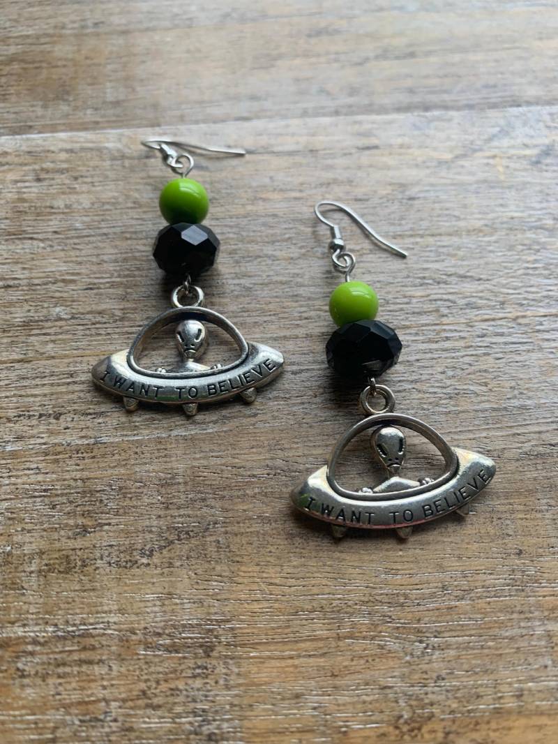 Aliens Ohrringe Ich Möchte Glauben Ufo Unbekanntes Flugobjekt Alien Ohrring Geschenk Untertasse Ohrclips Ohr Hänger Aliens Ohrringe Ich Möchte Glauben Ufo Unbekanntes Flugobjekt Alien Ohrring Geschenk Untertasse Ohrclips Ohr Hänger von RollinRockabilly
