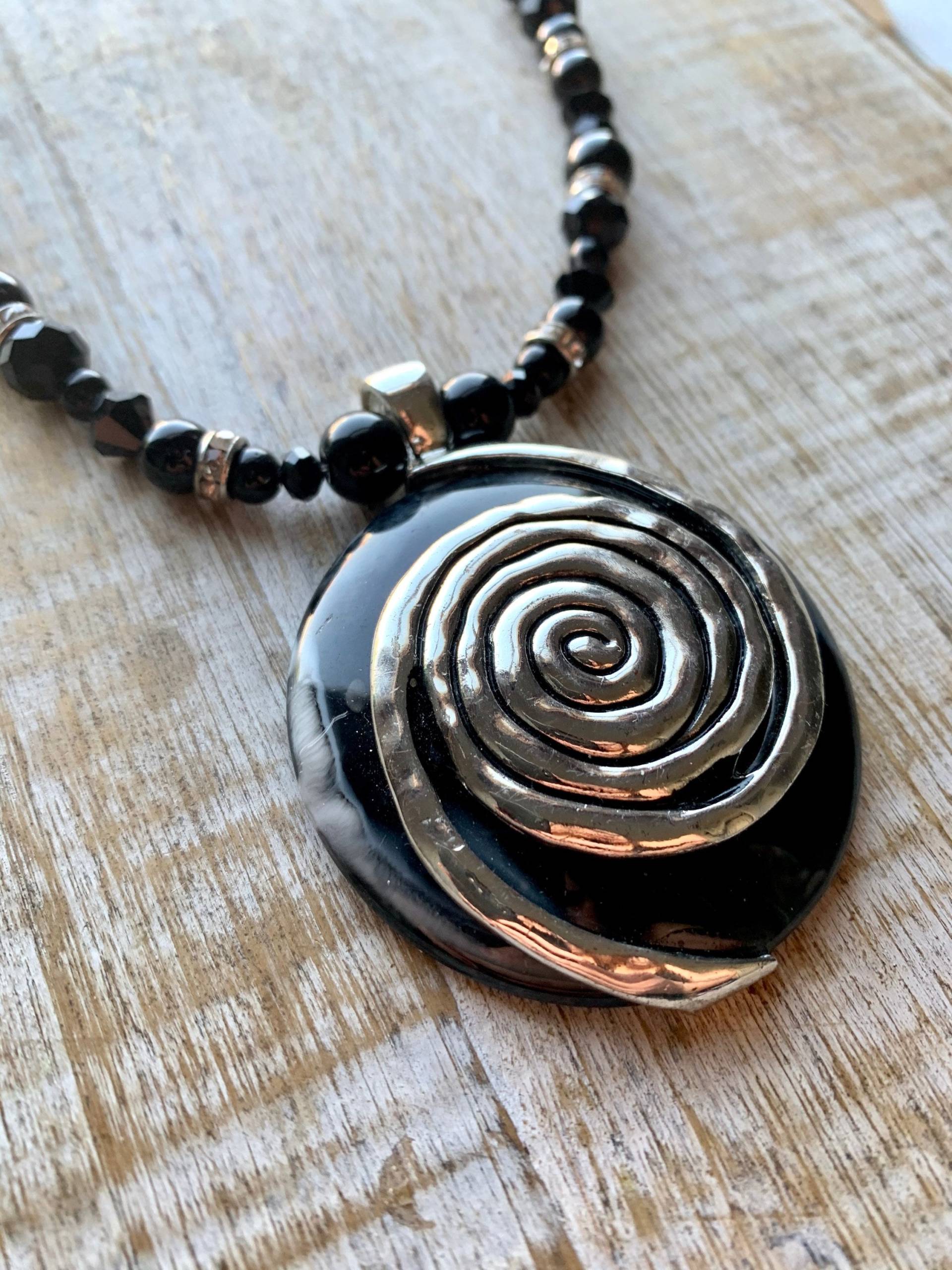 Boho Halskette Statement Stück Silber Ton Spirale Anhänger Glas Kristall Strass Recycling Schwarz Geschenk Klobige Boho Halskette Statement Stück Silber Ton Spirale Anhänger Glas Kristall Strass Recycling Schwarz Geschenk Klobige von RollinRockabilly