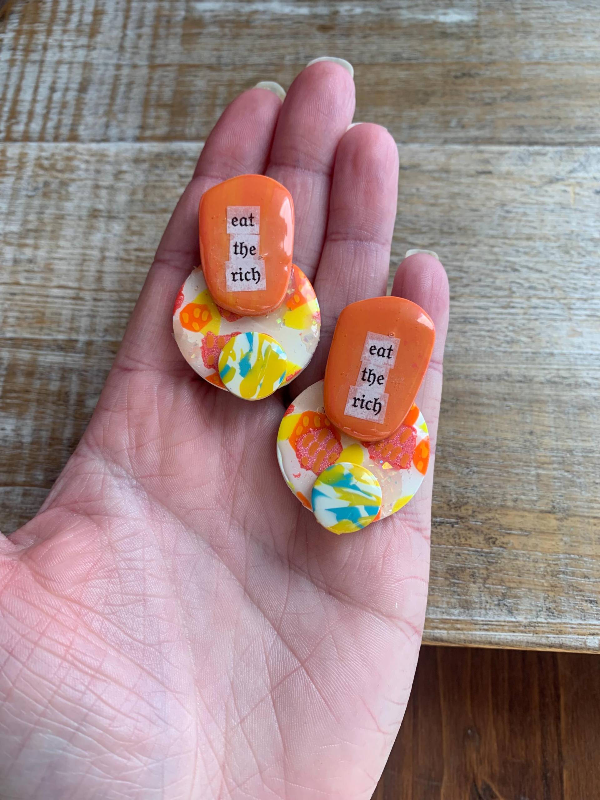 Eat The Rich Statement Ohrstecker Art Deco Handbemalter Anti Kapitalismus Polymer Clay Terrazzo Orange Ohrclips Ohr Hänger Eat The Rich Statement Ohrstecker Art Deco Handbemalter Anti Kapitalismus Polymer Clay Terrazzo Orange Ohrclips Ohr Hänger von RollinRockabilly