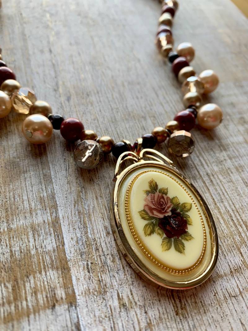 Floral Cameo Halskette Glasperlen Kristall Granat Vintage Style Mauve Blumen Edelstein Geschenk Floral Cameo Halskette Glasperlen Kristall Granat Vintage Style Mauve Blumen Edelstein Geschenk von RollinRockabilly
