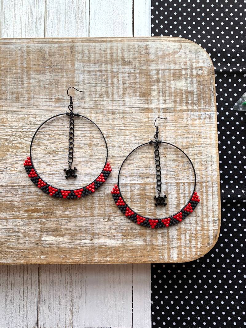 Gothic Matt Schwarz Creolen Rot Totenkopf Crossbones Perlen Glas Halloween Statement Gothic Matt Schwarz Creolen Rot Totenkopf Crossbones Perlen Glas Halloween Statement von RollinRockabilly
