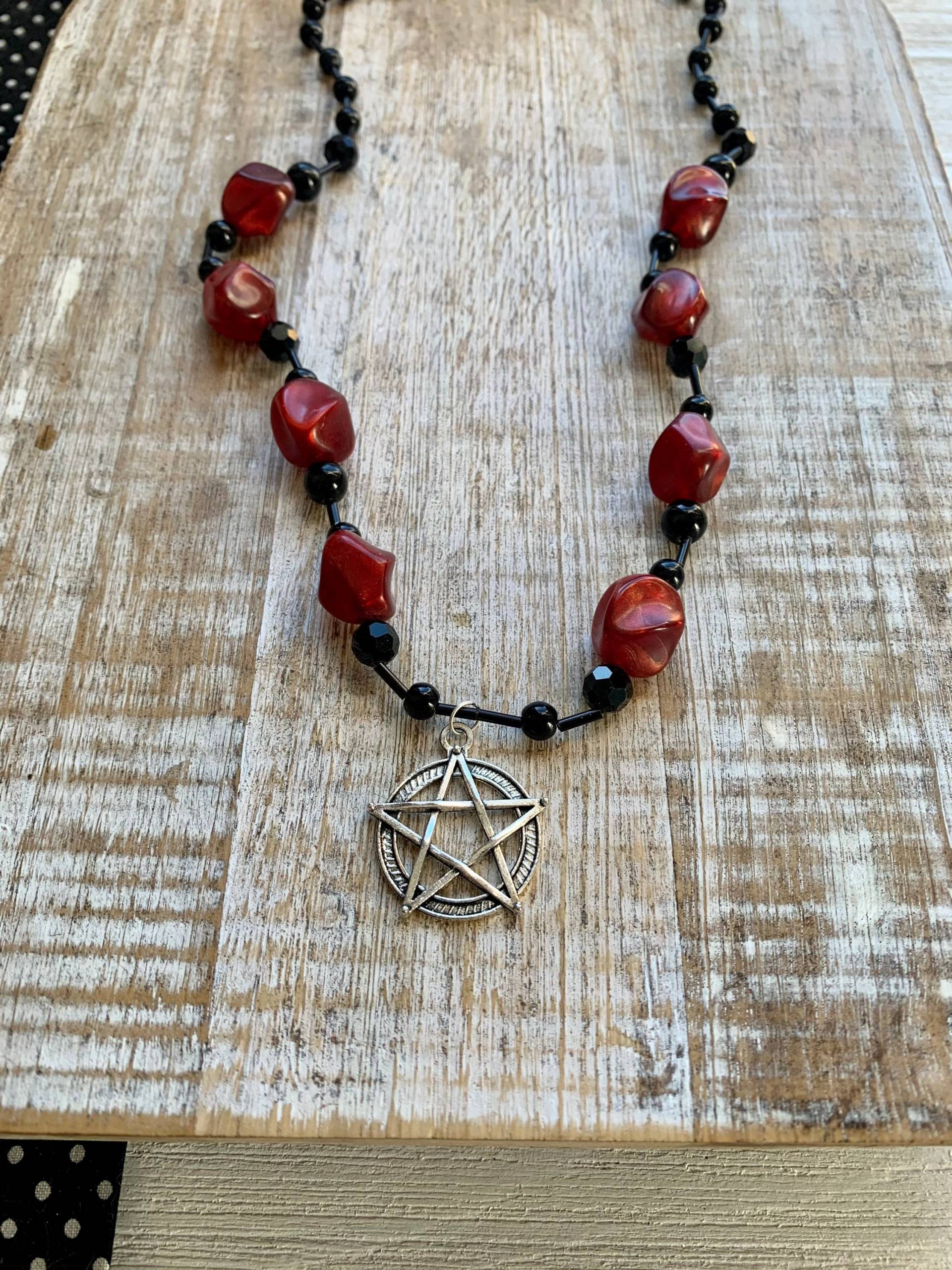 Hexe Halskette Satanisch Pentagramm Rot Schwarz Kristall Acryl Perle Goth Halloween Wicca Geschenk Hexe Halskette Satanisch Pentagramm Rot Schwarz Kristall Acryl Perle Goth Halloween Wicca Geschenk von RollinRockabilly