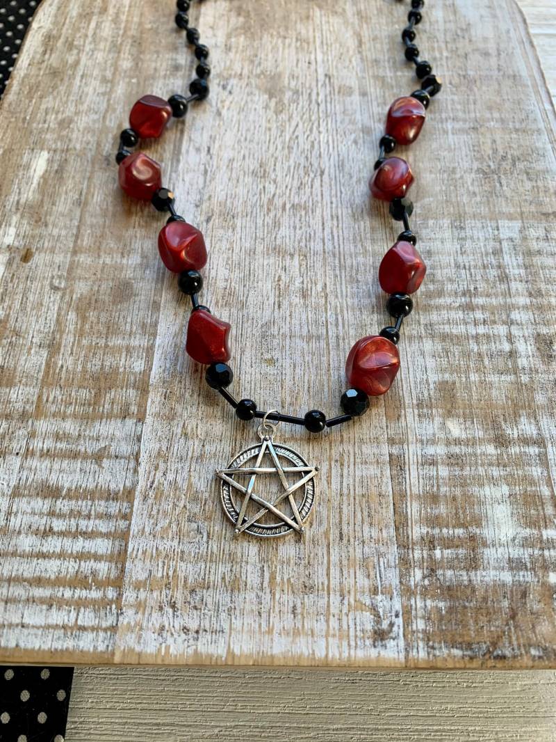 Hexe Halskette Satanisch Pentagramm Rot Schwarz Kristall Acryl Perle Goth Halloween Wicca Geschenk Hexe Halskette Satanisch Pentagramm Rot Schwarz Kristall Acryl Perle Goth Halloween Wicca Geschenk von RollinRockabilly