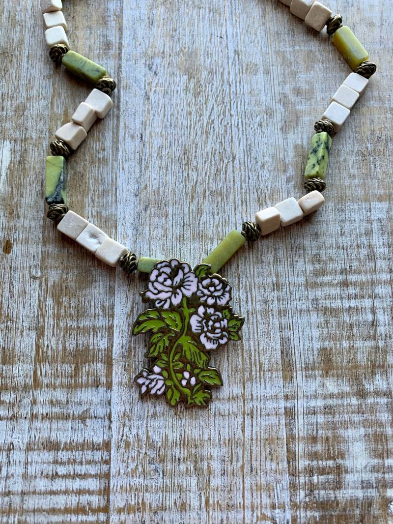 Jade Halskette Boho Grün Erdigen Fluss Rock Recycling Perlen Bronze Floral Jade Halskette Boho Grün Erdigen Fluss Rock Recycling Perlen Bronze Floral von RollinRockabilly