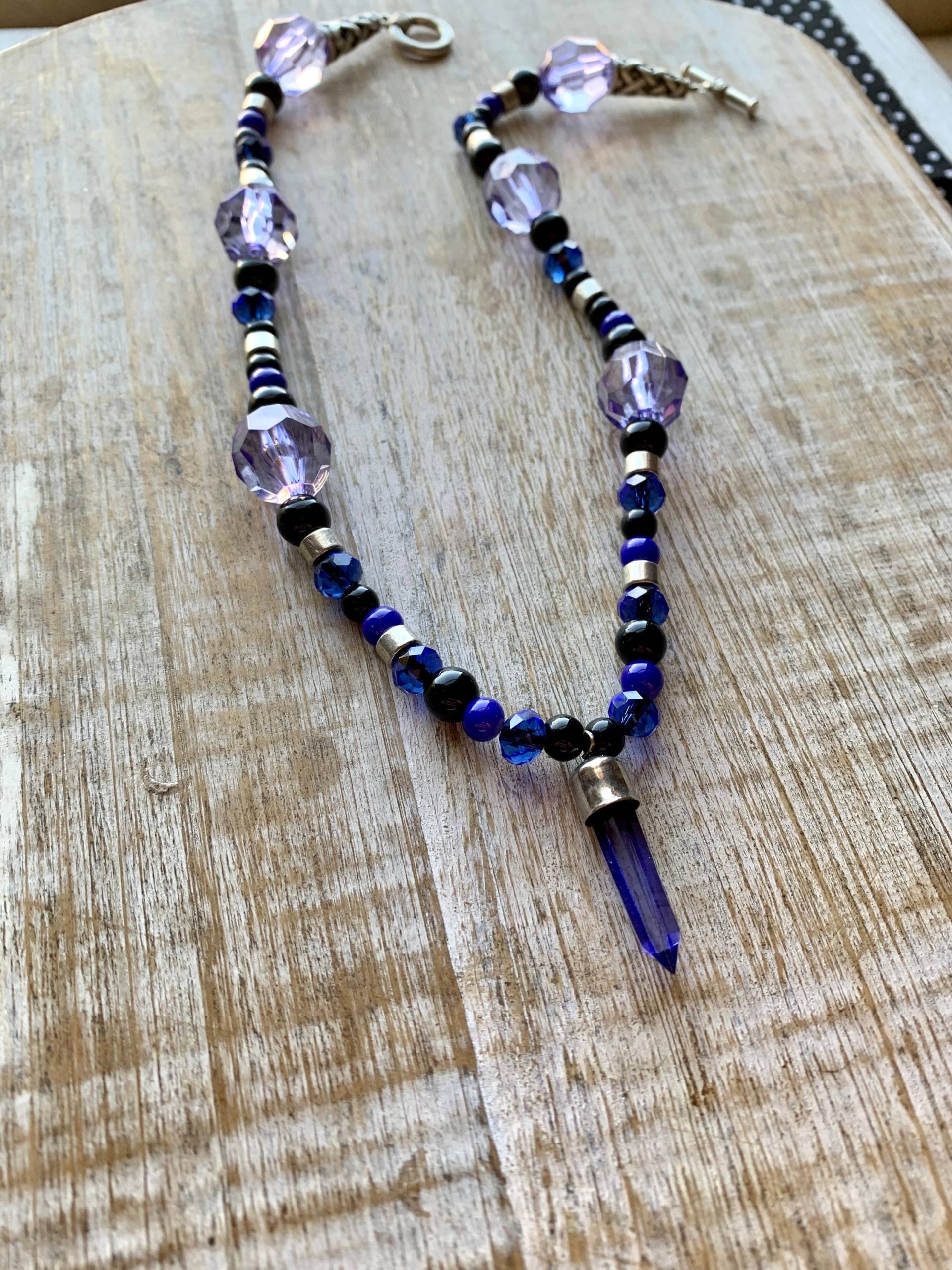 Kristall Spitzglas Recycling-Halskette Lila Blau Witchy Halskette Hexe Vibe Niedliche Perlen Kristall Spitzglas Recycling-Halskette Lila Blau Witchy Halskette Hexe Vibe Niedliche Perlen von RollinRockabilly