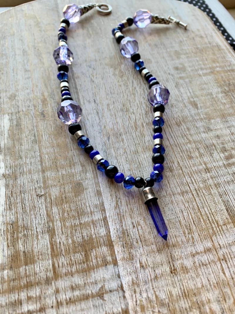 Kristall Spitzglas Recycling-Halskette Lila Blau Witchy Halskette Hexe Vibe Niedliche Perlen Kristall Spitzglas Recycling-Halskette Lila Blau Witchy Halskette Hexe Vibe Niedliche Perlen von RollinRockabilly