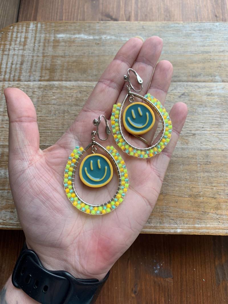 Lächeln Teardrop Perlen Ohrclips Gelbe Teal Limette Grün Neon Bunte Hoop Ohrringe Tunnel Gauge Genähte Hoops von RollinRockabilly