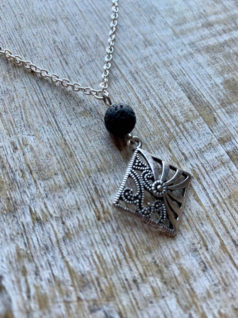 Lava Rock Diffusor Halskette Minimalist Hippie Silber Geschenk Einfache Lavastein Schmuck Lava Rock Diffusor Halskette Minimalist Hippie Silber Geschenk Einfache Lavastein Schmuck von RollinRockabilly