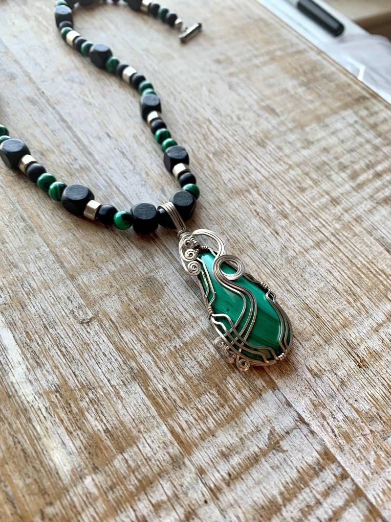 Malachit Edelstein-Halskette Silber Wire Wrapped Perlen-Halskette Boho Steampunk Art-Grün Wrap Halskette Geschenk Malachit Edelstein-Halskette Silber Wire Wrapped Perlen-Halskette Boho Steampunk Art-Grün Wrap Halskette Geschenk von RollinRockabilly