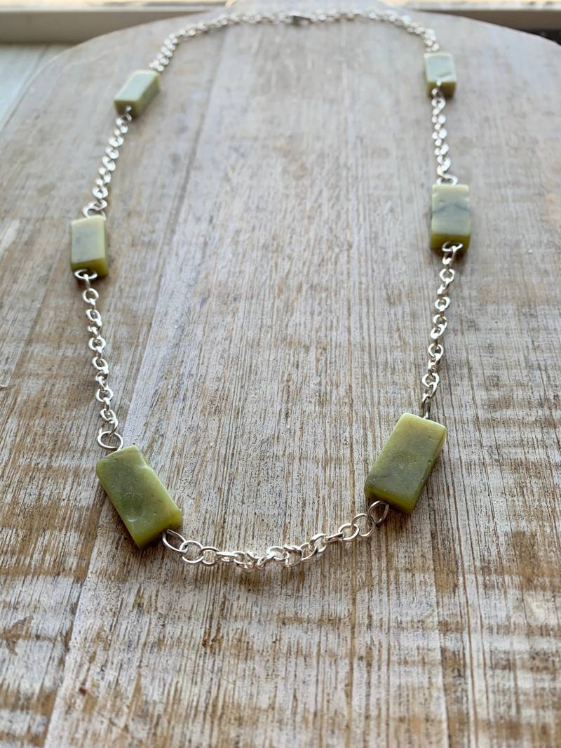 Olive Jade Kette Minimalist Grün Edelstein Halskette Geschenk Grüner Einfache Silber Schmuck Olive Jade Kette Minimalist Grün Edelstein Halskette Geschenk Grüner Einfache Silber Schmuck von RollinRockabilly