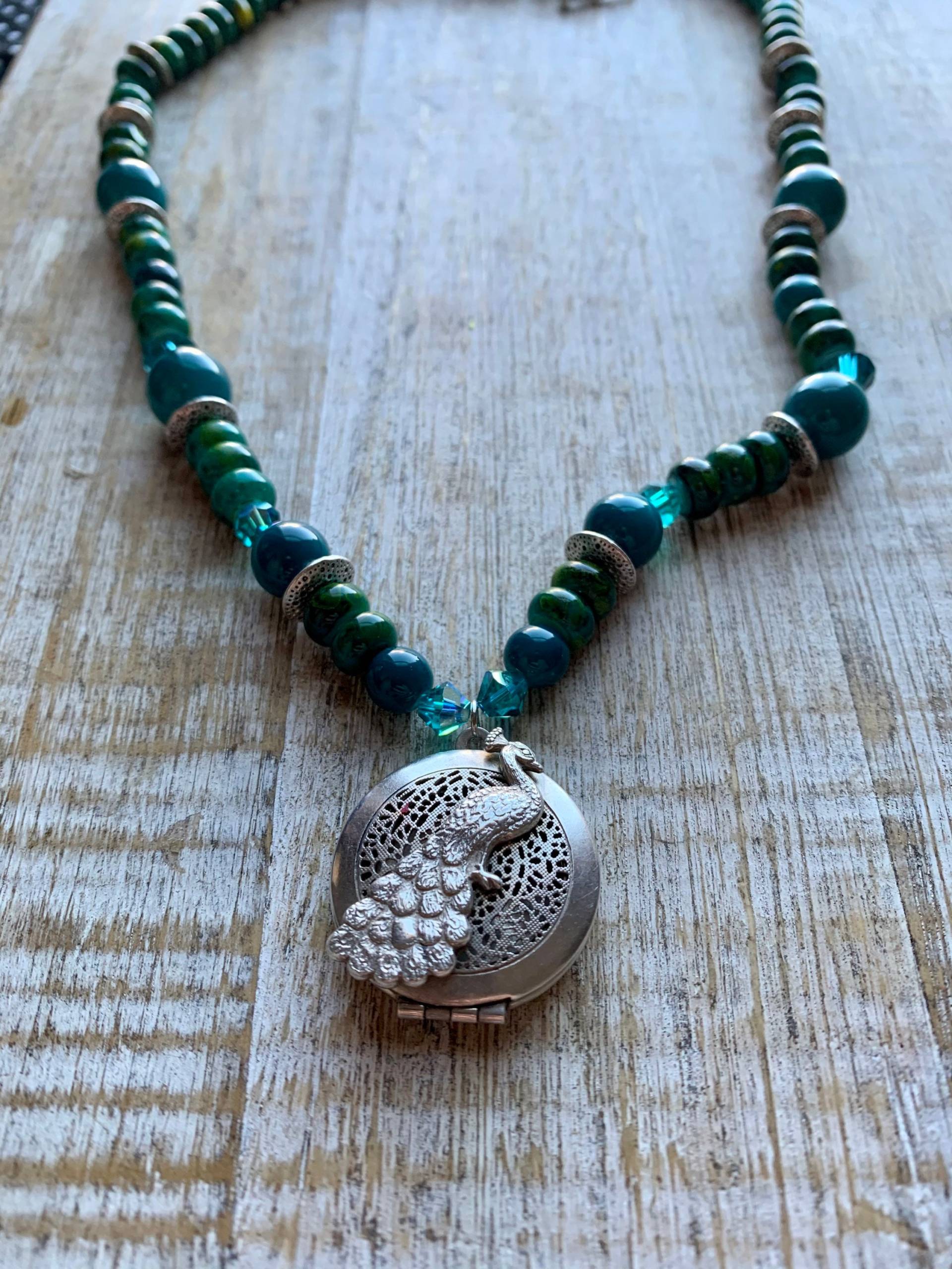 Pfau Halskette Medaillon Recycled Blau Boho Vogel Swarovski Teal Geschenk Perlen Whimsy Pfau Halskette Medaillon Recycled Blau Boho Vogel Swarovski Teal Geschenk Perlen Whimsy von RollinRockabilly