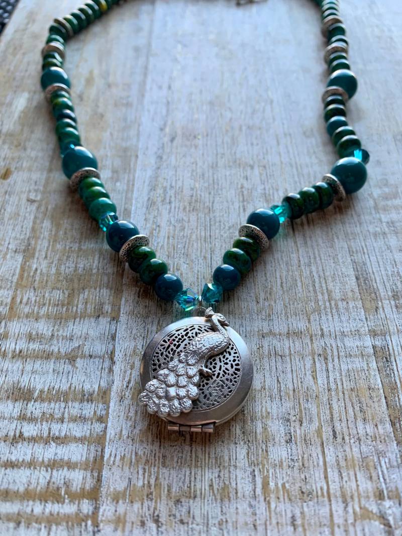 Pfau Halskette Medaillon Recycled Blau Boho Vogel Swarovski Teal Geschenk Perlen Whimsy Pfau Halskette Medaillon Recycled Blau Boho Vogel Swarovski Teal Geschenk Perlen Whimsy von RollinRockabilly