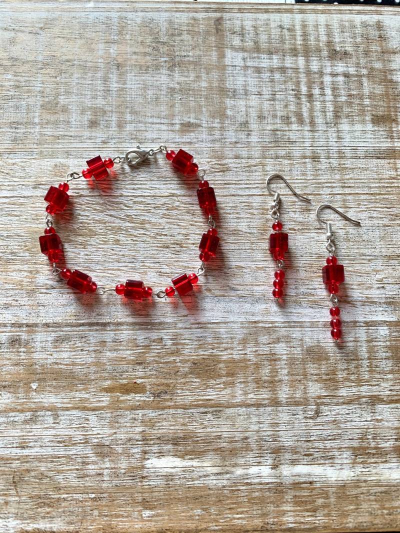 Roter Würfel Glas Armband Und Ohrring Set Rot Schmuck Geschenk Passende Ohrringe Roter Würfel Glas Armband Und Ohrring Set Rot Schmuck Geschenk Passende Ohrringe von RollinRockabilly