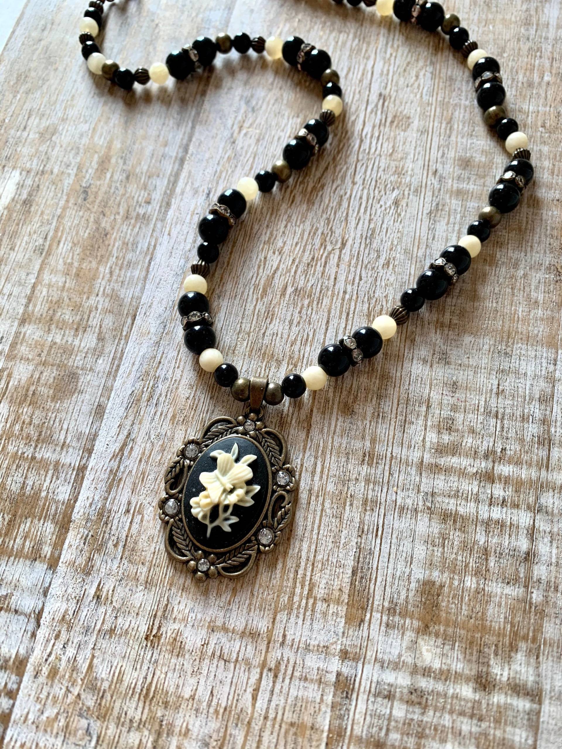 Schmetterling Kamee Halskette Onyx Calcit Schwarz Geschenk Cameo Schmetterling Kamee Halskette Onyx Calcit Schwarz Geschenk Cameo von RollinRockabilly