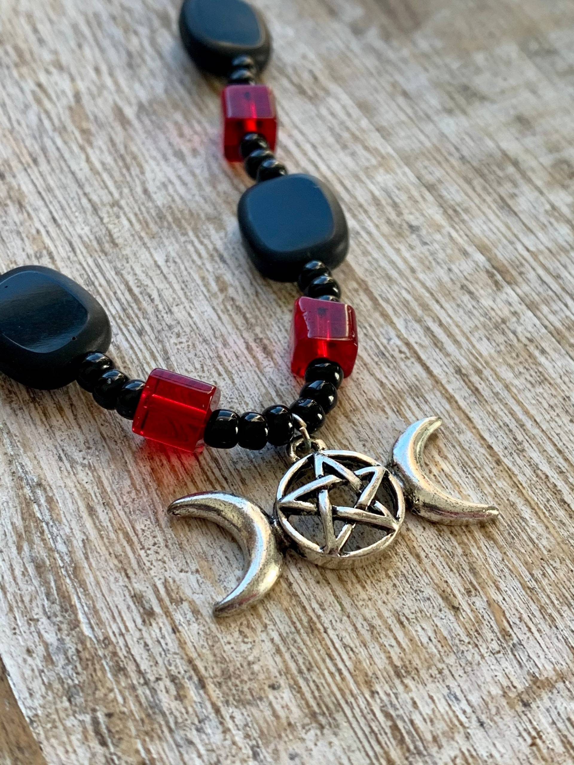 Triple Moon Halskette Hexe Pagan Satanic Pentagramm Glasperlenkette Wicca Gothic Schwarz Triple Moon Halskette Hexe Pagan Satanic Pentagramm Glasperlenkette Wicca Gothic Schwarz von RollinRockabilly