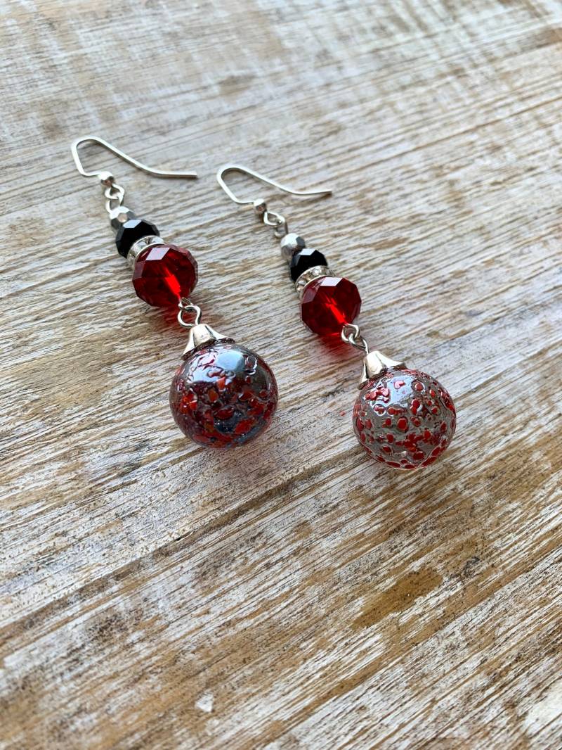 Vintage Marmor Ohrringe Kristall One Of A Kind Upccyled Spielzeug Upcycled Rot Schwarz Clip On Ohrhänger Gauges von RollinRockabilly