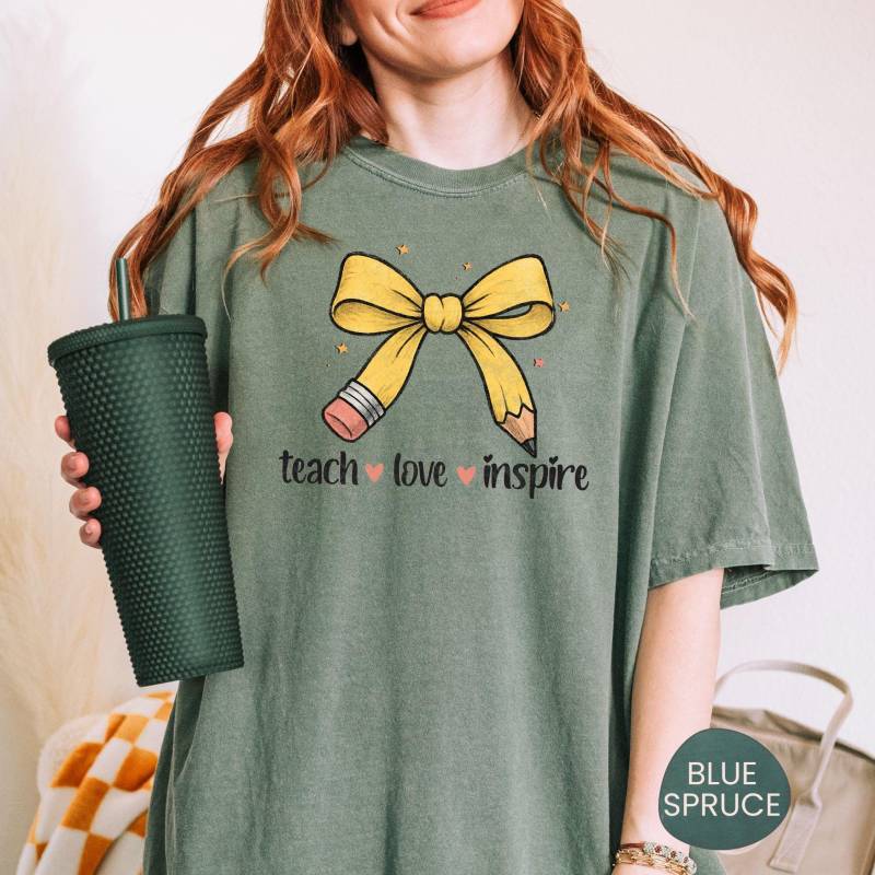 Comfort Colors Lehrer Shirt Retro Karierter Regenbogen, Schulanfang Geschenk von RolunaStudio