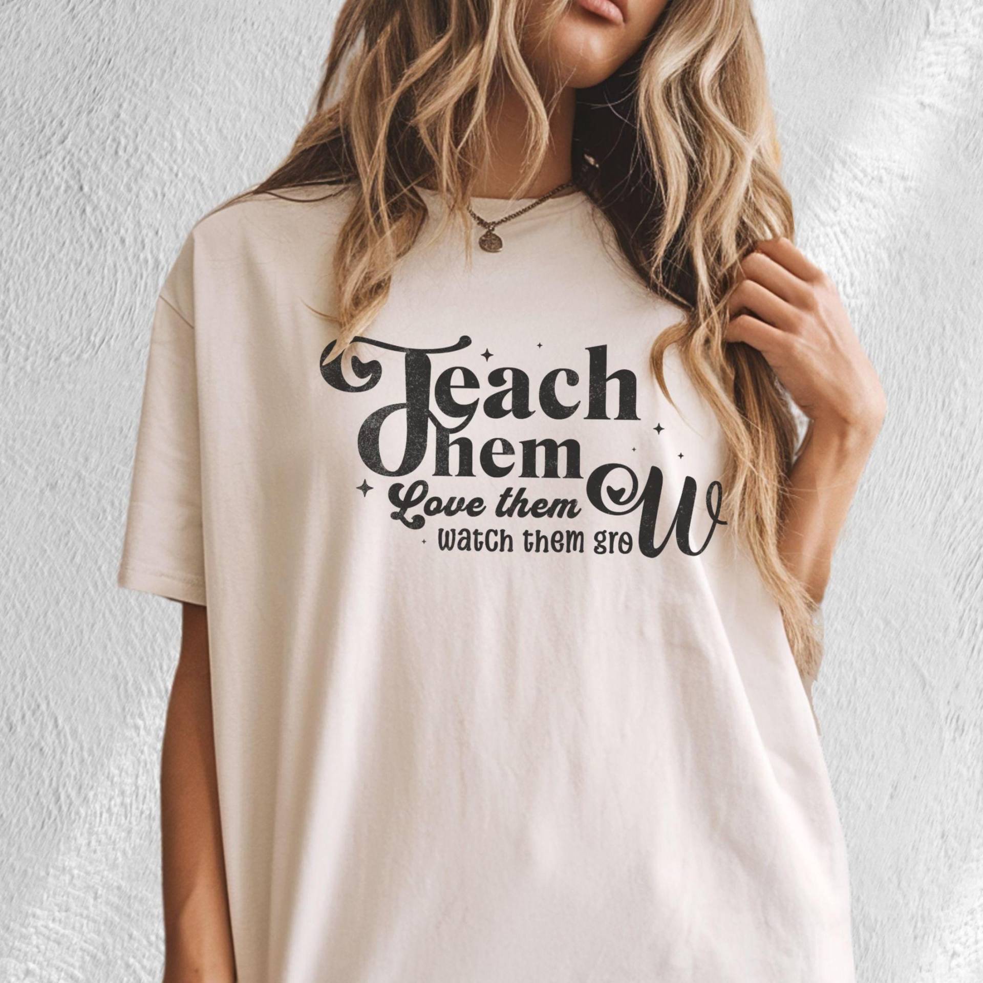 Comfort Colors Lehrer-T-Shirt - Teach Them Love Design von RolunaStudio