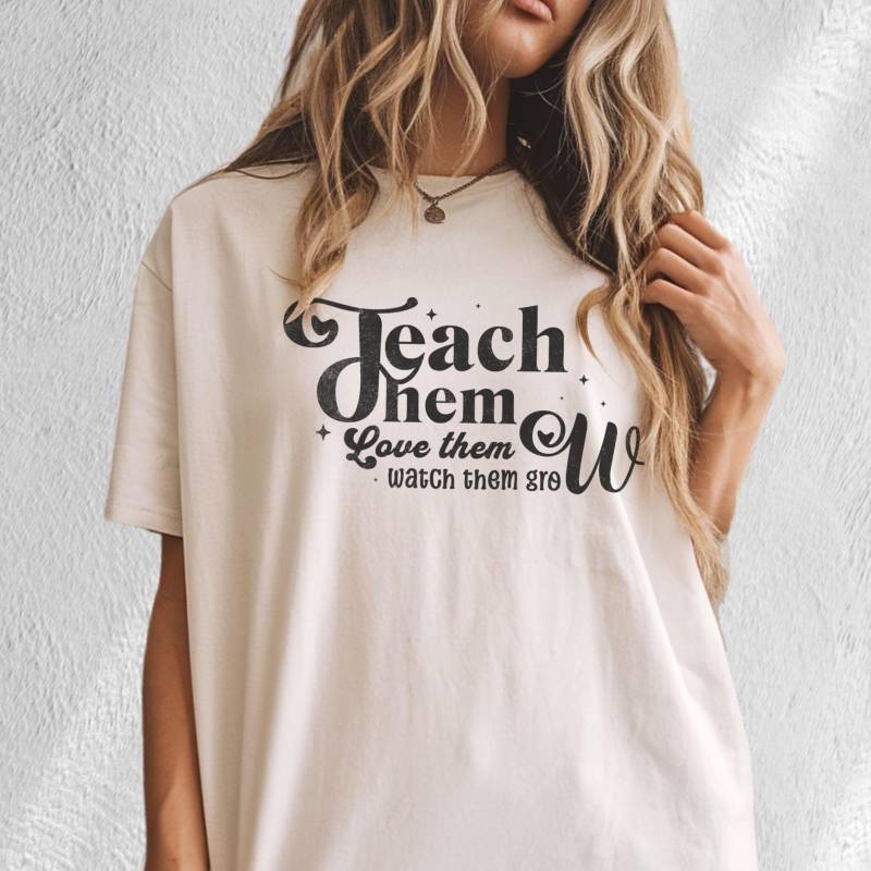 Comfort Colors Lehrer-T-Shirt - Teach Them Love Design von RolunaStudio