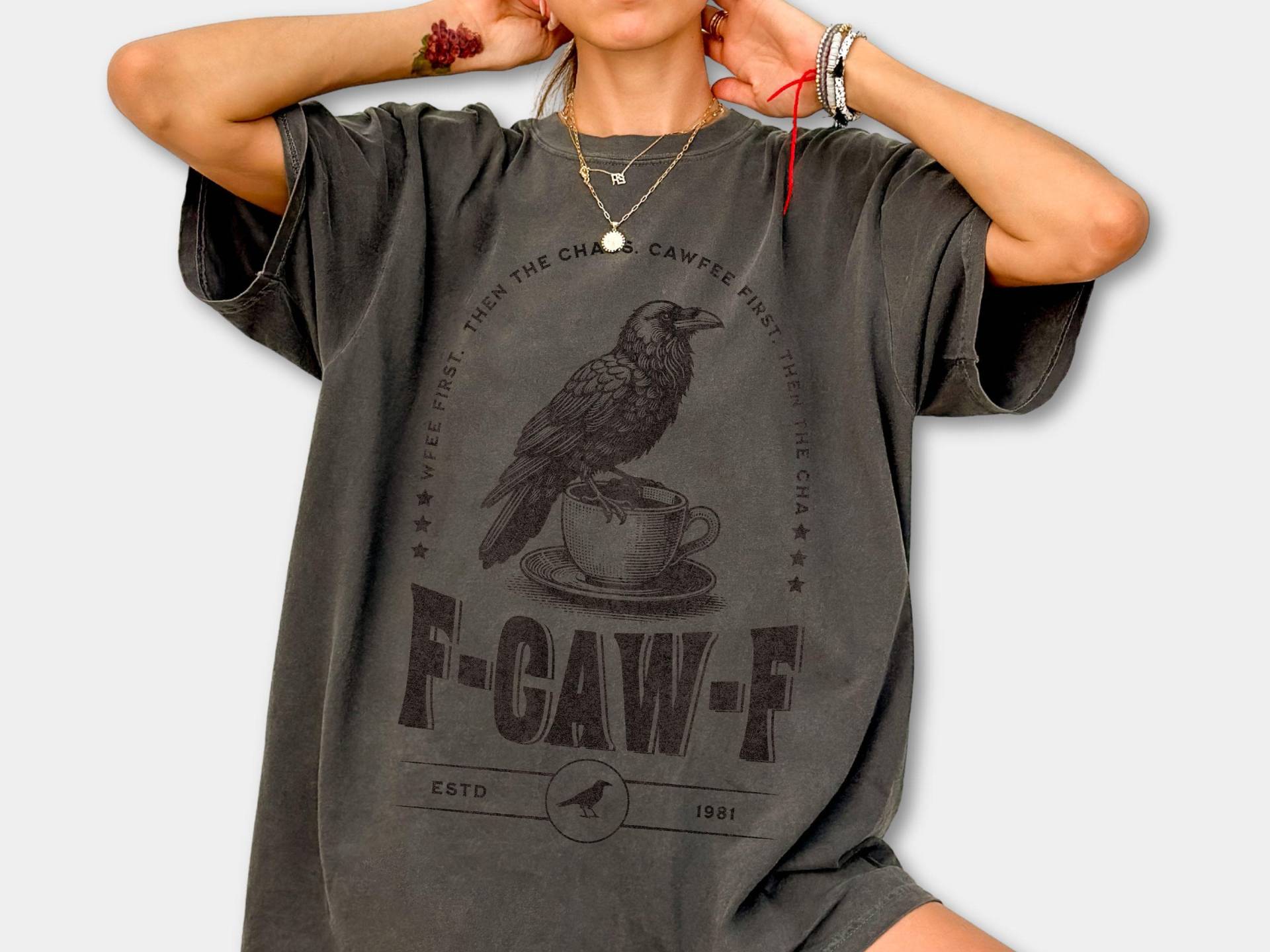 Komfortfarben Rabenkaffee-T-Shirt F-Caw-F Lustiges Halloween-Krähen-Shirt von RolunaStudio