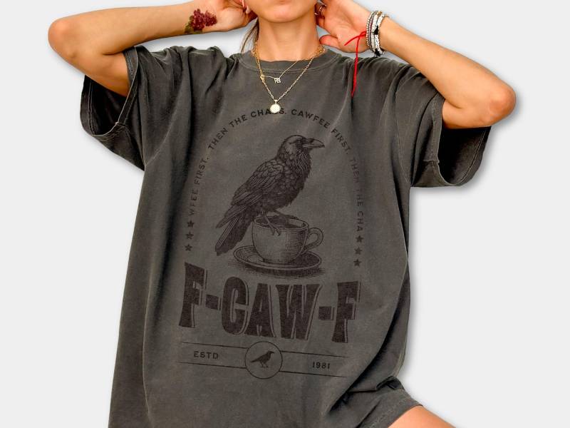 Komfortfarben Rabenkaffee-T-Shirt F-Caw-F Lustiges Halloween-Krähen-Shirt von RolunaStudio