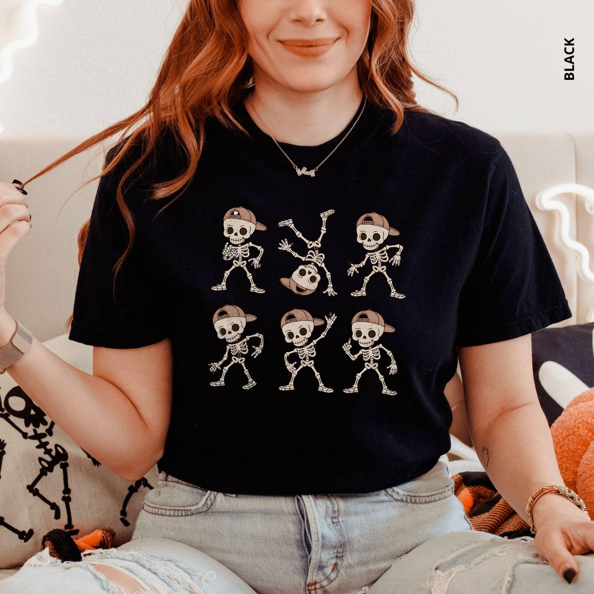 Retro Dancing Skeleton Comfort Colors Shirt Lustiges Gruseliges T-Shirt von RolunaStudio