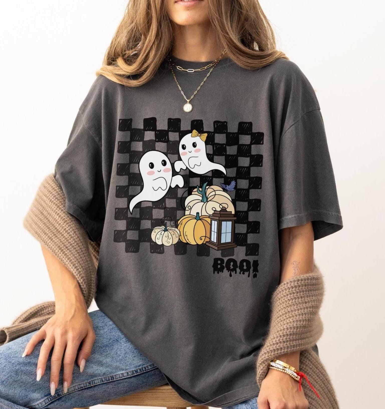 Retro Kariertes Geist Halloween Komfort Farben Shirt - Gruseliges Saison T-Shirt von RolunaStudio