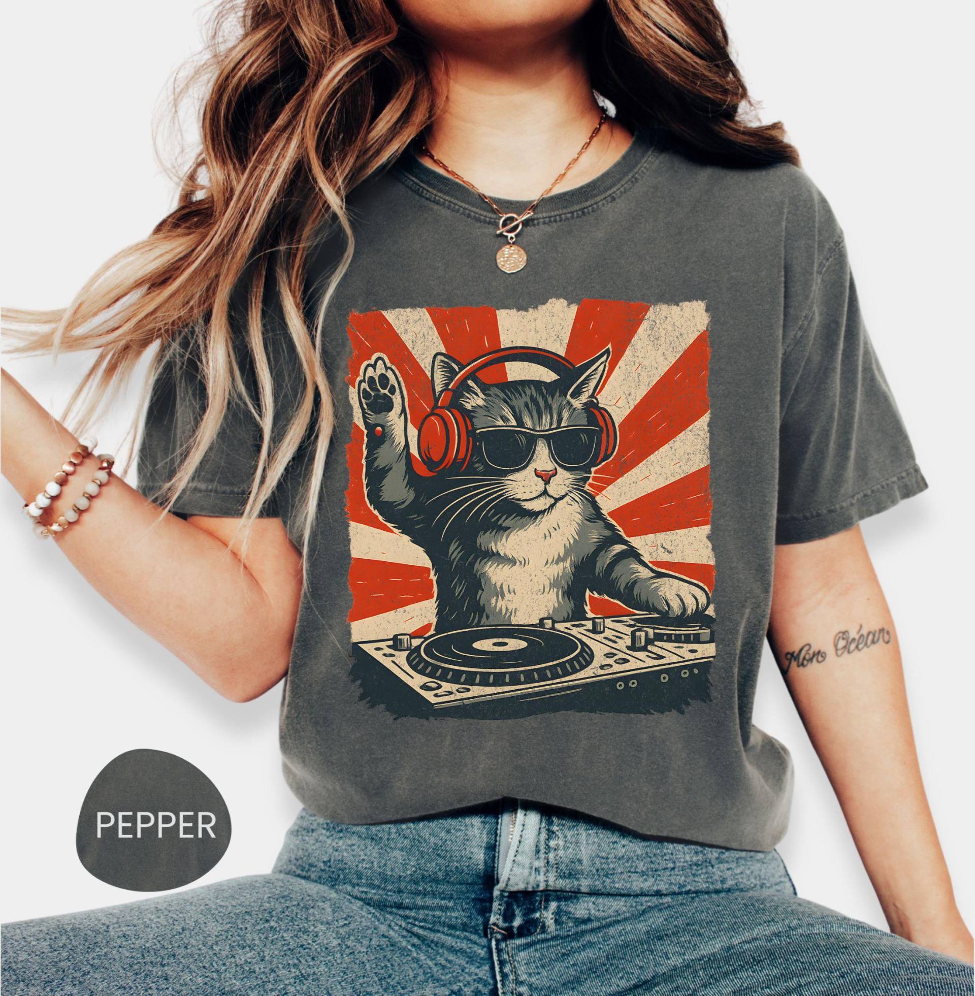 Vintage Dj Cat T-Shirt Komfortfarben Lustiges Frauen-T-Shirts Grafik-T-stück von RolunaStudio
