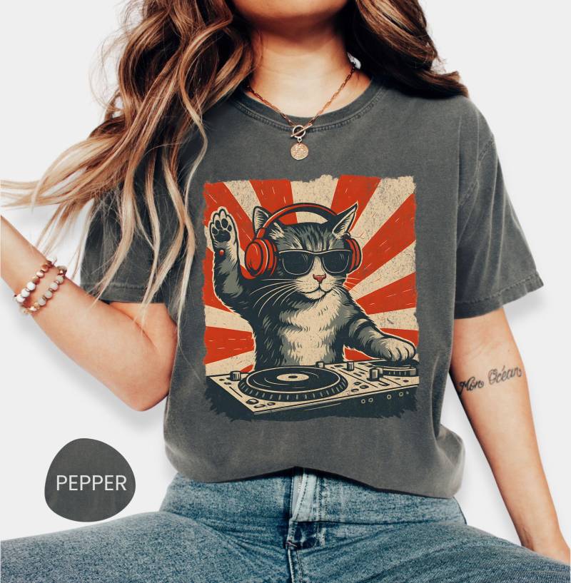 Vintage Dj Cat T-Shirt Komfortfarben Lustiges Frauen-T-Shirts Grafik-T-stück von RolunaStudio
