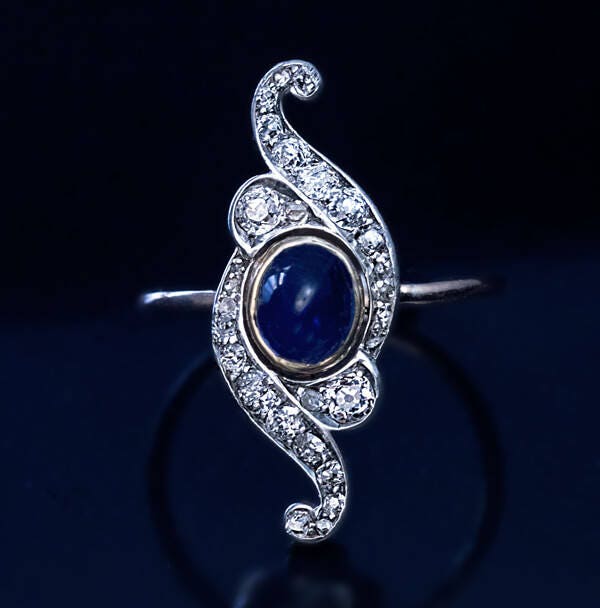 Belle Epoque Antiker Cabochon Saphir Diamant Scroll Ring von RomanovRussiacom