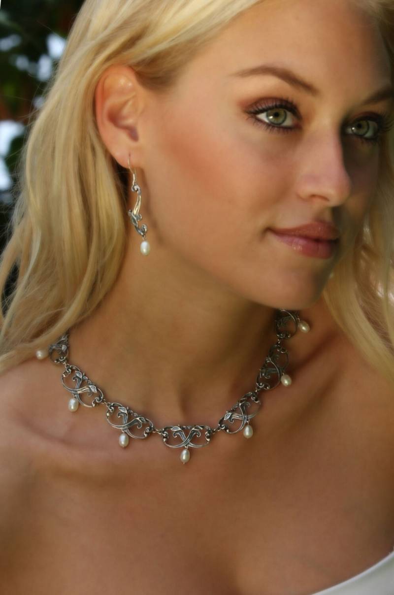 Süßwasser-Perlen-Halskette Mit Sterling Silber Trompeten-Blumen-Design von RomanticJewelryMaui