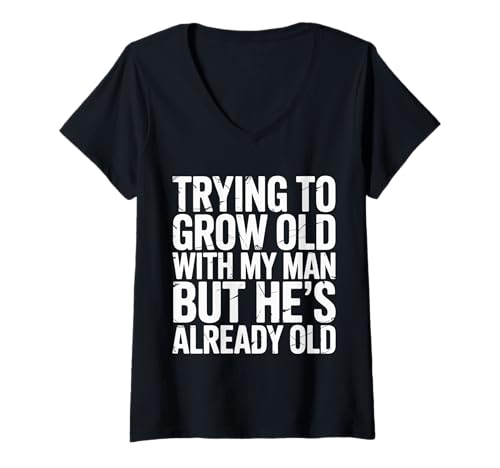 Damen Trying To Grow Old With My Man But He's Already Old |-- T-Shirt mit V-Ausschnitt Damen Trying To Grow Old With My Man But He's Already Old |-- T-Shirt mit V-Ausschnitt von Romantischer alternder Humor