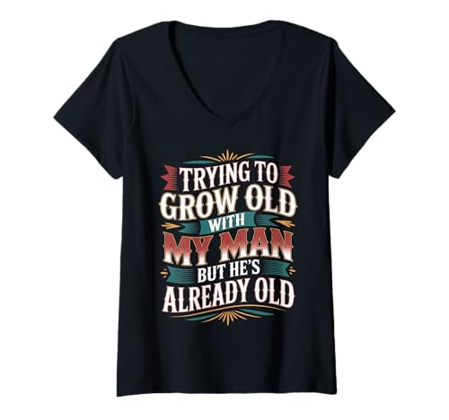 Damen Trying To Grow Old With My Man But He's Already Old ---- T-Shirt mit V-Ausschnitt Damen Trying To Grow Old With My Man But He's Already Old ---- T-Shirt mit V-Ausschnitt von Romantischer alternder Humor