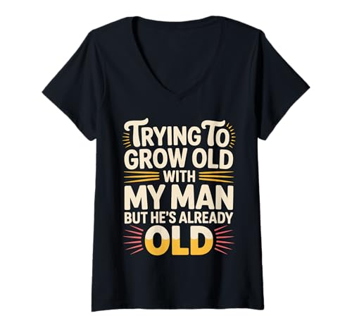Damen Trying To Grow Old With My Man But He's Already Old -------- T-Shirt mit V-Ausschnitt Damen Trying To Grow Old With My Man But He's Already Old -------- T-Shirt mit V-Ausschnitt von Romantischer alternder Humor