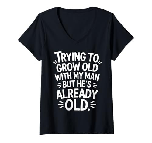 Damen Trying to Grow Old with My Man But He's Already Old |- T-Shirt mit V-Ausschnitt von Romantischer alternder Humor