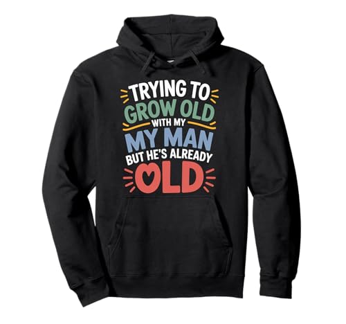 Trying To Grow Old With My Man But He's Already Old ------- Pullover Hoodie Trying To Grow Old With My Man But He's Already Old ------- Pullover Hoodie von Romantischer alternder Humor