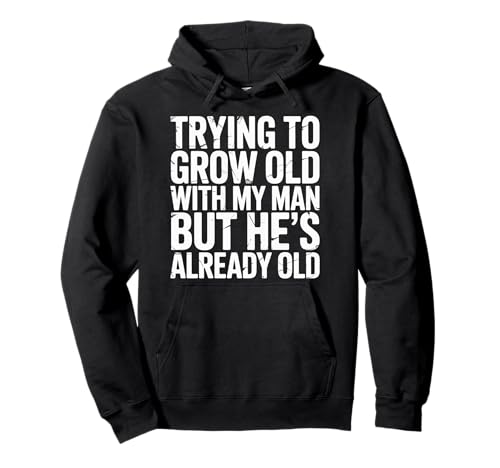 Trying To Grow Old With My Man But He's Already Old |-- Pullover Hoodie Trying To Grow Old With My Man But He's Already Old |-- Pullover Hoodie von Romantischer alternder Humor