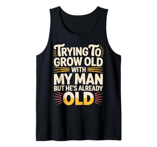 Trying To Grow Old With My Man But He's Already Old -------- Tank Top Trying To Grow Old With My Man But He's Already Old -------- Tank Top von Romantischer alternder Humor