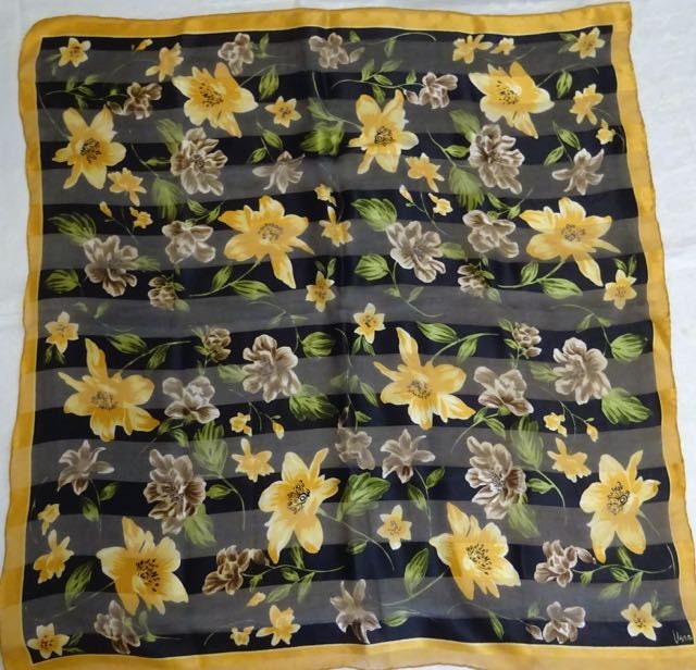 Vintage Große Vera Neumann Seidenschal, Schwarz Und Gelb Blumendruck, 35 Zoll Quadratisch, Satin Seide Chiffon Streifen, 1970Er Jahre, Geblümt von RomanysVintage