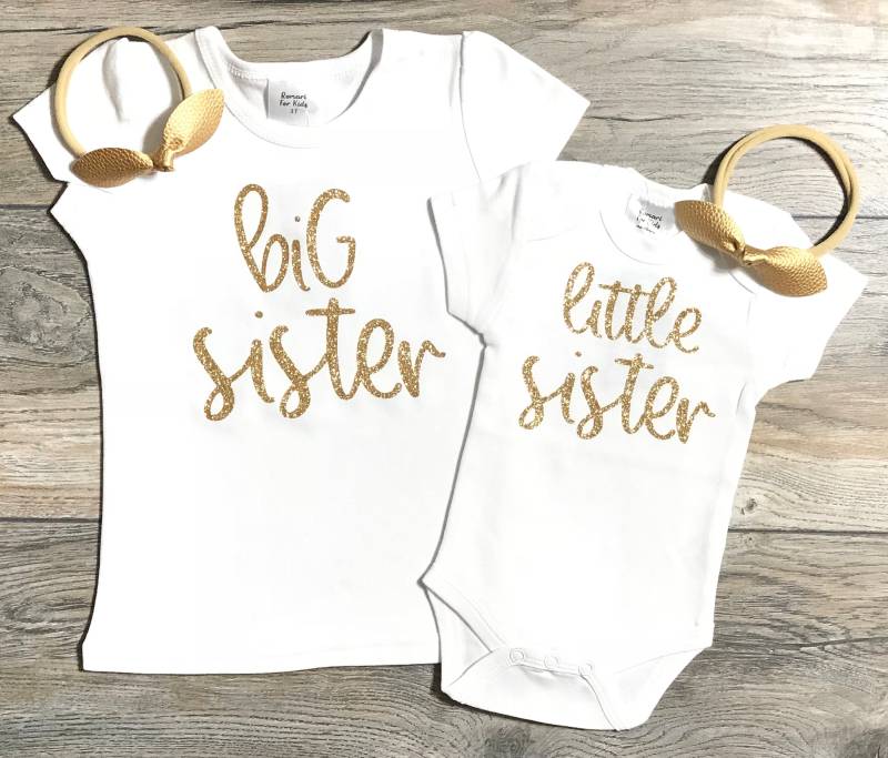 Big Sister/Little Outfit - Passendes Geschwister Gold Glitter Bodysuit + Kurzes Puffärmel T-Shirt 2 Schleifen Stirnbänder von RomariForKids