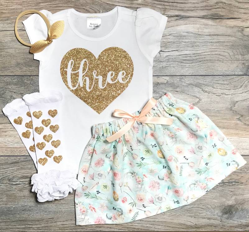Drei Im Herzen Mädchen Zum 3.geburtstag Outfit - Weißes Shirt Mit Kurzen Puffärmeln Und Gold Glitzer + Boho Rock Blumenmuster Schleife 3 Jähriges von RomariForKids