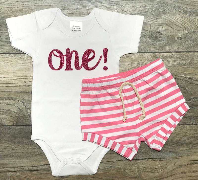 Eins 1 Jahr Altes Baby Mädchen - Erster Geburtstag Body + Rosa Gestreifte Shorts Für Ihr von RomariForKids