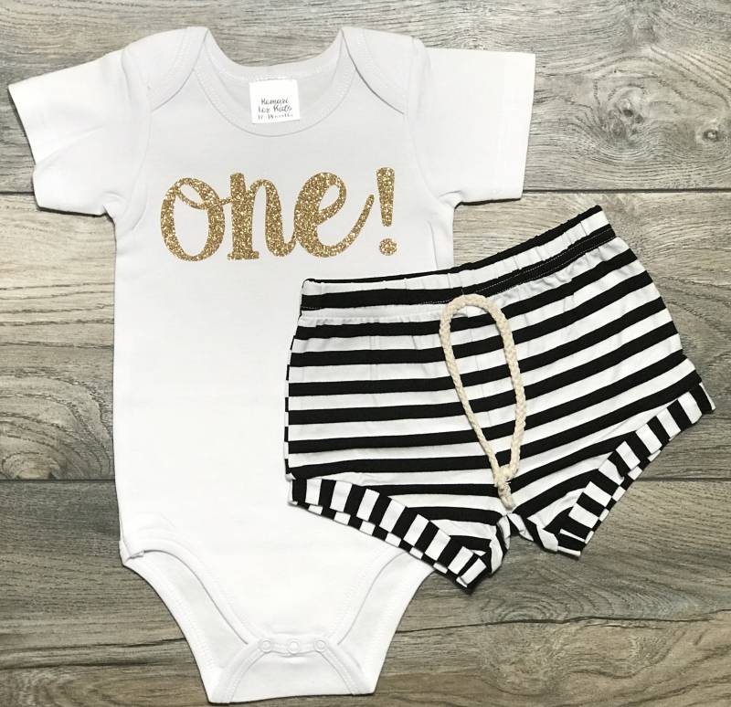 Eins 1st Geburtstag Outfit - Gold Glitter Body Ersten + Schwarze Gestreifte Shorts Für Ihr Baby Mädchen von RomariForKids