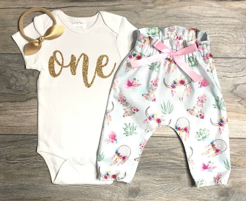 Eins - Erstgeburtstag Outfit Mädchen Gold Glittertop + Boho Bull Skull Hose Fliege/stirnband Erster Geburtstag Glitter Body 1 Jahr Alt von RomariForKids