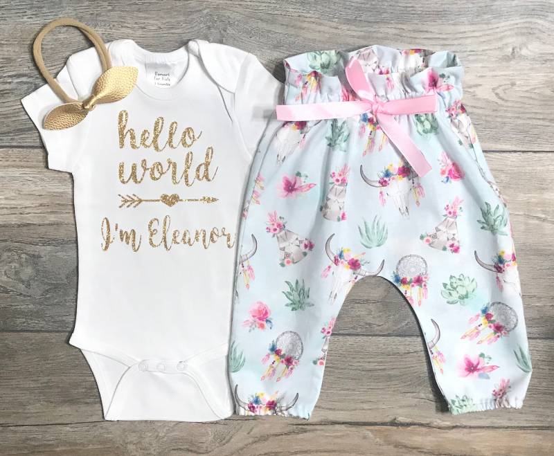 Hello World Custom Neugeborenen Take Home Outfit - Body + Hoch Taillierte Blumen Boho Hose Gold Schleife Für Mädchen von RomariForKids
